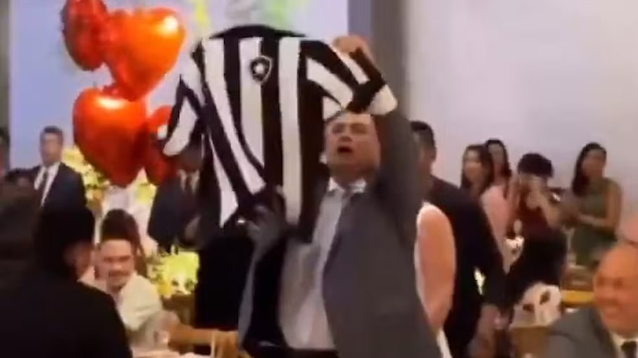 Flavio Dino entra em festa ao som do hino do Botafogo