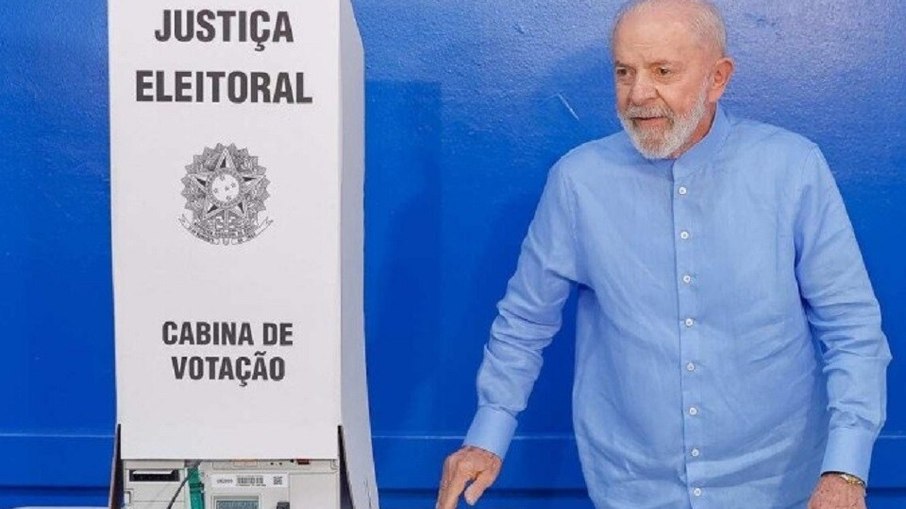 Lula vota em São Bernardo e critica “candidatos que só sabem provocar”