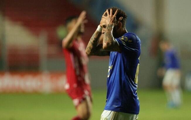 Cruzeiro 'brincou com a sorte' e derrota para o Vitória trouxe de volta chances de queda para a Série C