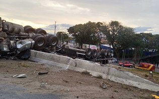 Dutra: carreta com bobinas tomba e derruba postes em Taubaté (SP)