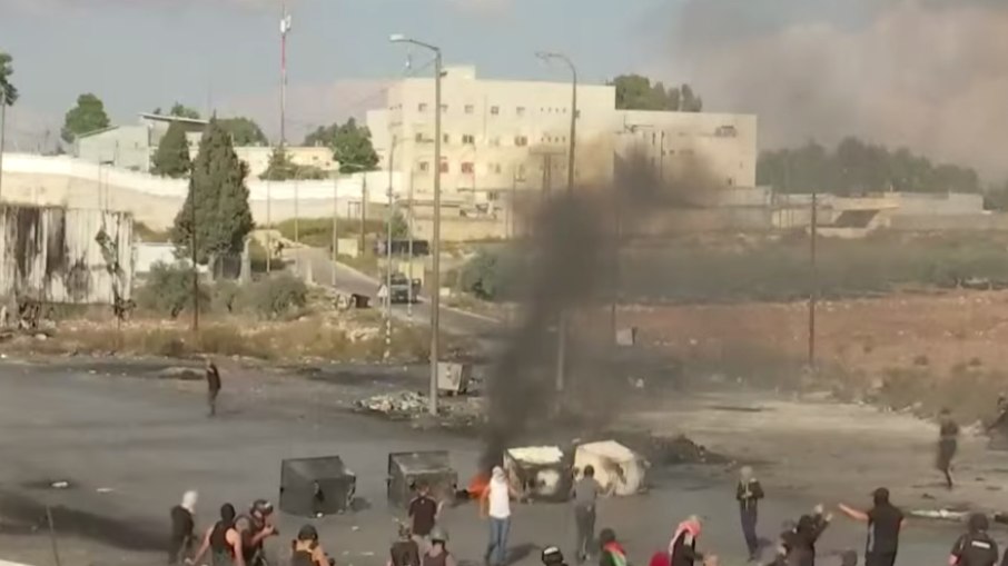 Cisjordânia tem protestos após ataque a hospital em Gaza, nessa terça (17)