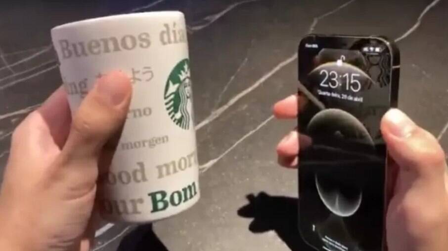 iPhone é desbloqueado com caneca do Starbucks