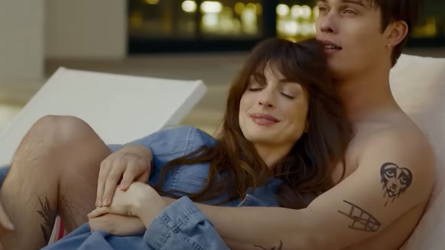 Anne Hathaway, junto de Nicholas Galitzine, em Uma Ideia de Você