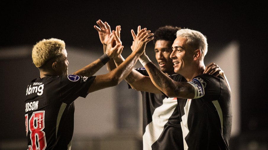 Vasco atropela Olimpia e se recupera na Sul-Americana