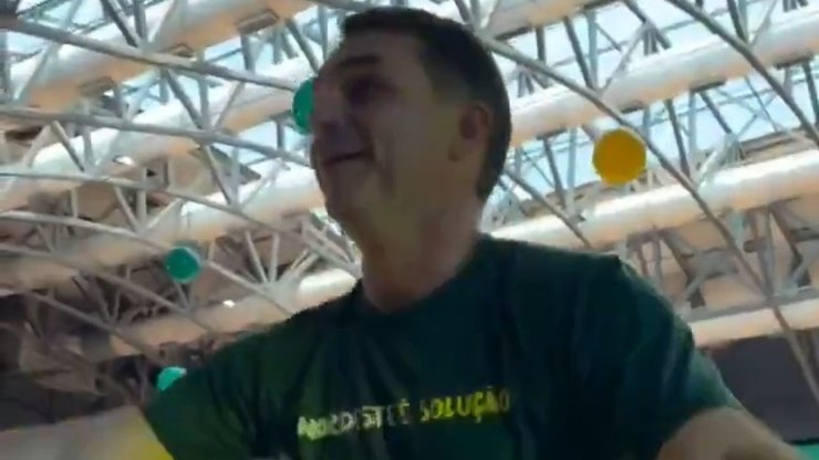 Fim do Pix? Flerte com Trump vira problema para Flávio Bolsonaro