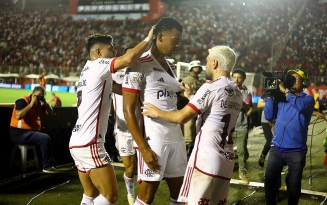 Carlinhos dedica gol à nação rubro-negra: ‘Sempre têm me dado apoio’