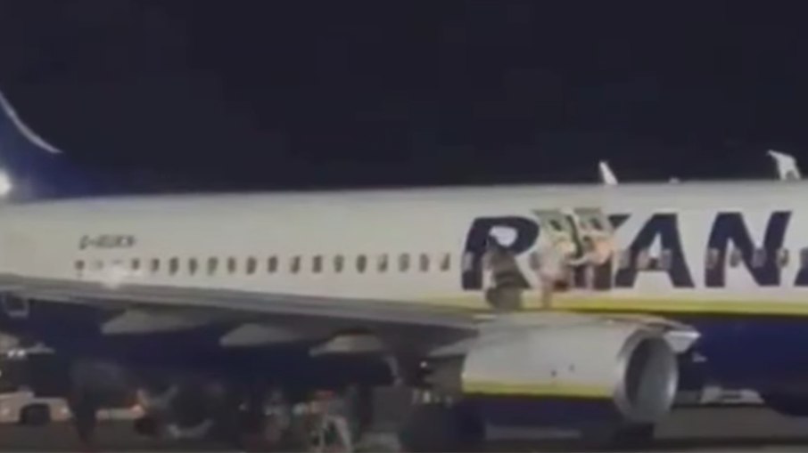 Alarme falso de incêndio causa confusão em avião na Espanha Alarme falso de incêndio causa confusão em avião na Espanha