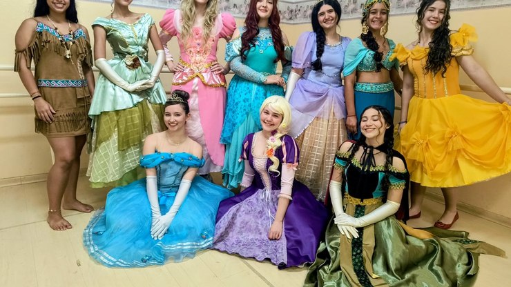 Princesas Disney levam doces e diversão para crianças de Vinhedo
