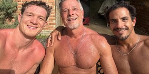 Marcello Novaes posa sem camisa com os filhos, Pedro e Diogo