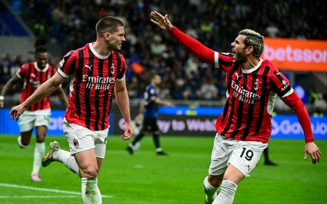 O atacante do Milan Luka Jovic comemora com Theo Hernandez após marcar o primeiro gol contra a Inter no jogo de volta da semifinal da Copa da Itália em 23 de abril de 2024 no estádio de San Siro O atacante do Milan Luka Jovic comemora com Theo Hernandez após marcar o primeiro gol contra a Inter no jogo de volta da semifinal da Copa da Itália em 23 de abril de 2024 no estádio de San Siro