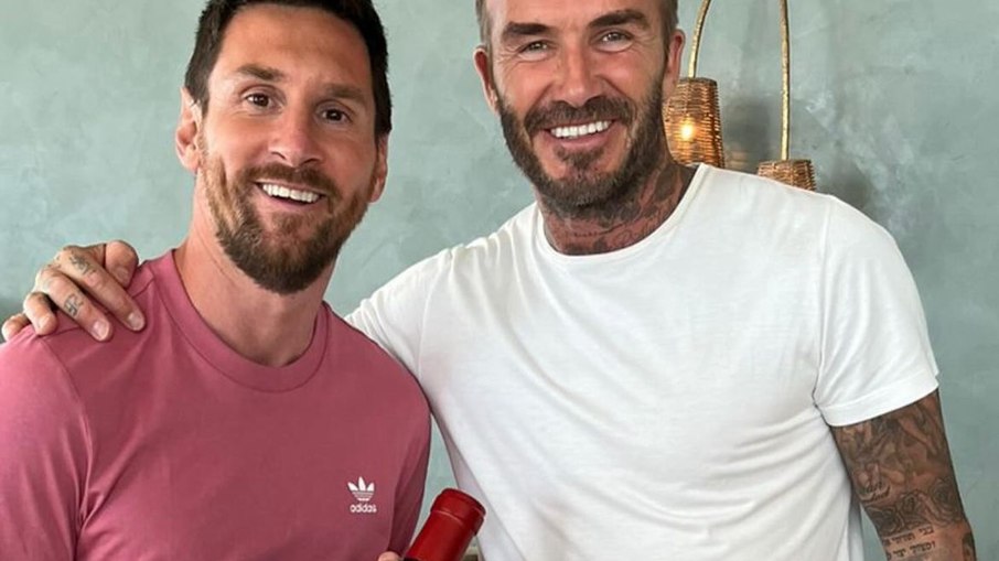Messi ganha garrafa de vinho de Beckham