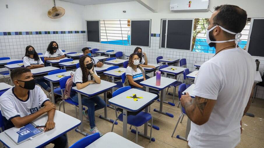 Estudo mostra que contaminação dentro das salas de aula diminui com uso de máscara de proteção