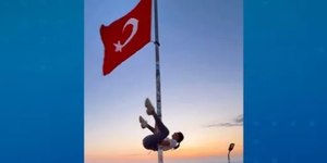 Turista é investigada na Turquia por pole dance com bandeira