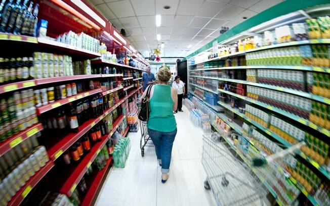 Consumidor viu preços mais baratos nos supermercados. Alimentos ajudou a inflação ter queda em 12 meses