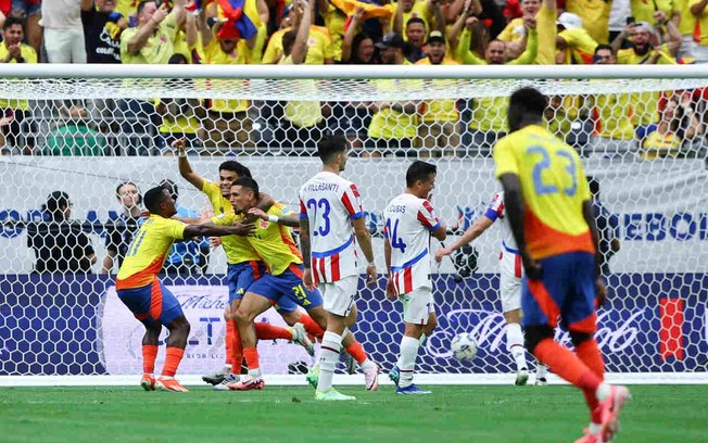  Colombianos comemoram o gol de Muñoz (centro, sendo celebrado pelos companheiros) o primeiro no duelo contra o Paraguai