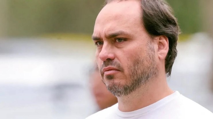 MP reabre investigação contra Carlos Bolsonaro por "rachadinhas"