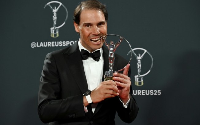 O ex-tenista espanhol Rafael Nadal morde o troféu durante a cerimônia do Prêmio Laureus em Madri, em 21 de abril de 2025. O ex-tenista espanhol Rafael Nadal morde o troféu durante a cerimônia do Prêmio Laureus em Madri, em 21 de abril de 2025.