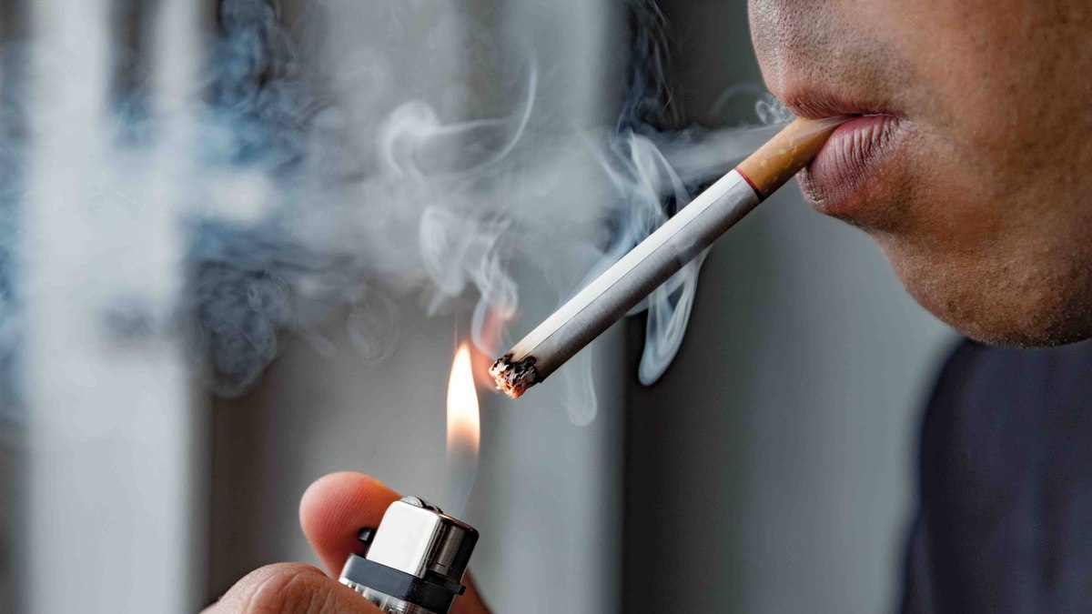 Embora tenha visto uma queda de popularidade, o cigarro continua a ser maléfico, causando alergias, câncer, AVCs etc.