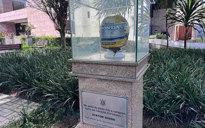 Réplica do capacete de Ayrton Senna no Parque São Jorge