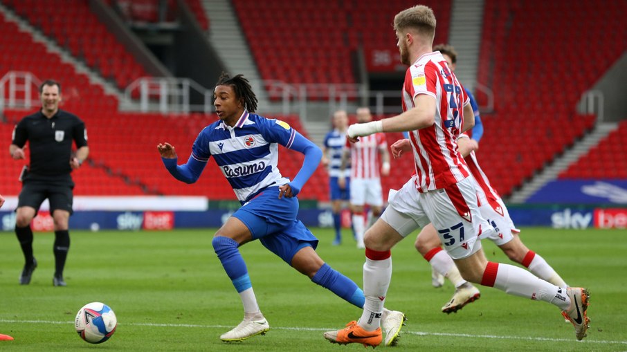 Olise iniciou sua trajetória no futebol profissional no Reading Olise iniciou sua trajetória no futebol profissional no Reading