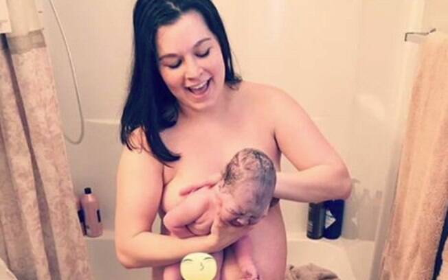 Mãe faz relato no Facebook para contar detalhes do parto natural no banheiro de casa