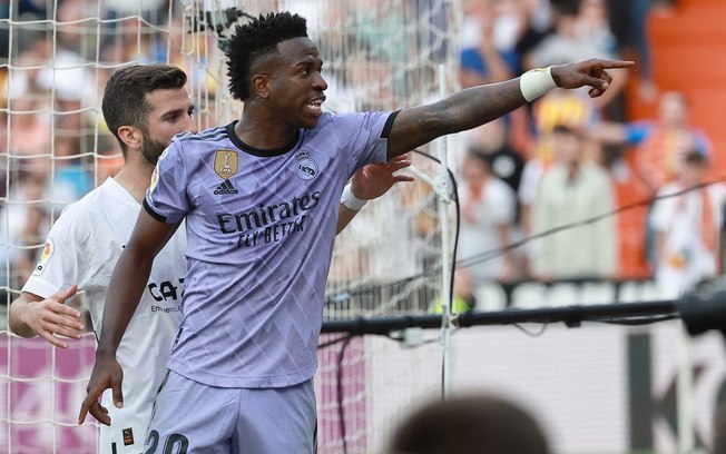 Vini Jr aponta para torcedores racistas no estádio Mestalla - Foto: Jose Jordan/AFP via Getty Images