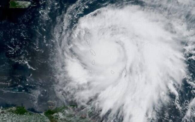 Furacão Maria tocou o solo da ilha de Dominica com ventos de até 260km/h