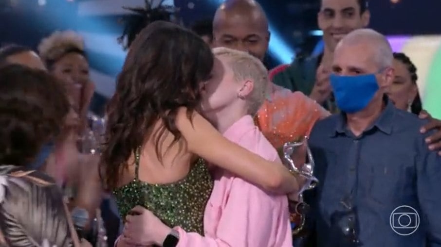 Vitória Strada e Marcella Rica trocam beijo na final da Dança dos Famosos