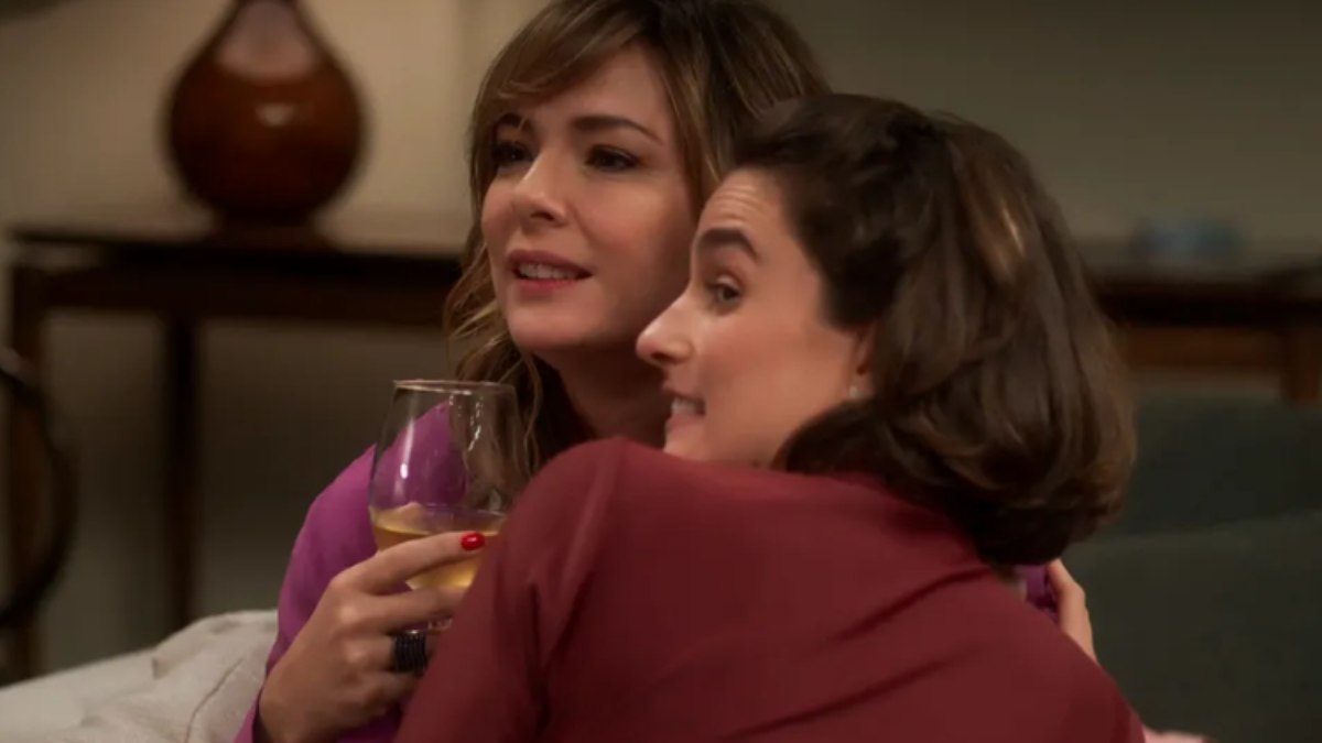 Clara (Regiane Alves ) e Helena (Priscila Steinman) se envolvem em 'Vai Na Fé'