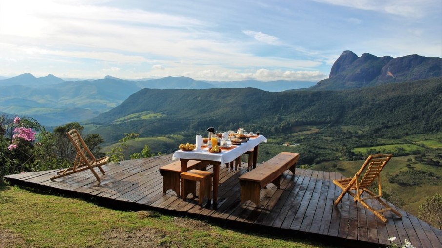 Foto de vista para as montanhas de Aiuruoca (MG)