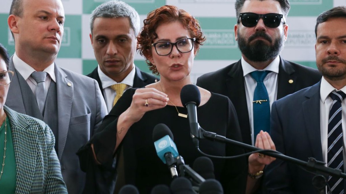 Deputada Carla Zambelli durante coletiva no salão verde da Câmara dos Deputados Deputada Carla Zambelli durante coletiva no salão verde da Câmara dos Deputados