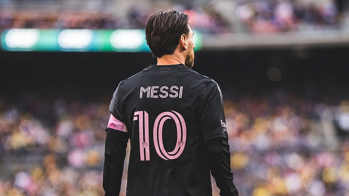 Sem segurança pessoal, Messi é abraçado por fã em campo Sem segurança pessoal, Messi é abraçado por fã em campo