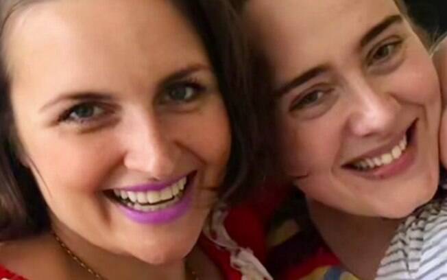 A cantora Adele e sua melhor amiga, Laura, que sofreu com psicose pós-parto 