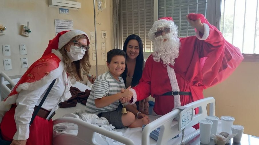 Papai e Mamãe Noel levam encanto e magia aos pequenos pacientes dos hospitais Mário Gatti e Ouro Verde