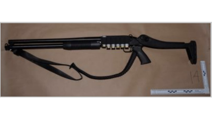 Suspeito usou uma espingarda calibre 12 e uma pistola calibre .38, ambas compradas legalmente na Califórnia