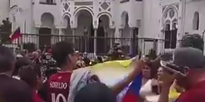Venezuelanos vão às ruas no Chile e comemoram captura de Maduro