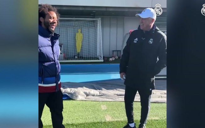 Marcelo tem reencontro animado com Ancelotti em visita ao Real Madrid