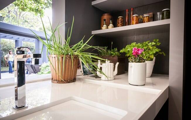 Apostar em ervas para a cozinha é uma proposta interessante quando o assunto é verde na decoração. Improvise os vasos com as próprias louças do ambiente