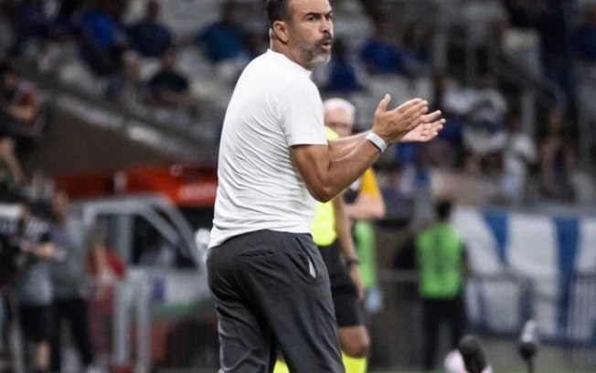 Artur Jorge acompanha o comportamento dos jogadores do Cruzeiro durante o jogo com o São Paulo Artur Jorge acompanha o comportamento dos jogadores do Cruzeiro durante o jogo com o São Paulo