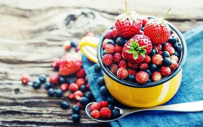 As frutas vermelhas, como amoras e framboesas, são ricas em fibras, antioxidantes e outros nutrientes