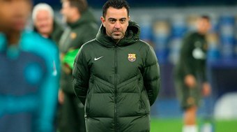 Em reviravolta, Xavi vai seguir como técnico do Barcelona