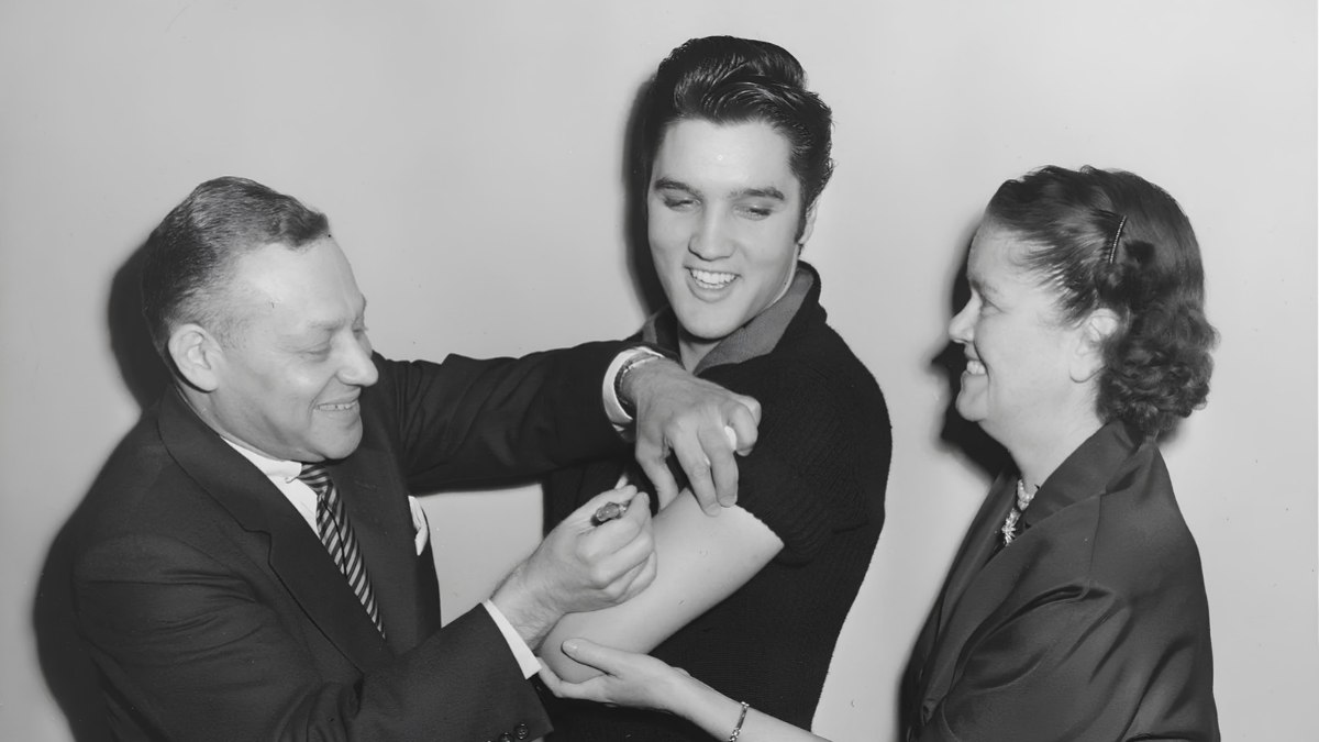 Elvis Presley tomou a vacina da poliomelite poliomielite nos bastidores do The Ed Sullivan Show em 1956 para incentivar os jovens americanos a se imunizarem Elvis Presley tomou a vacina da poliomelite poliomielite nos bastidores do The Ed Sullivan Show em 1956 para incentivar os jovens americanos a se imunizarem