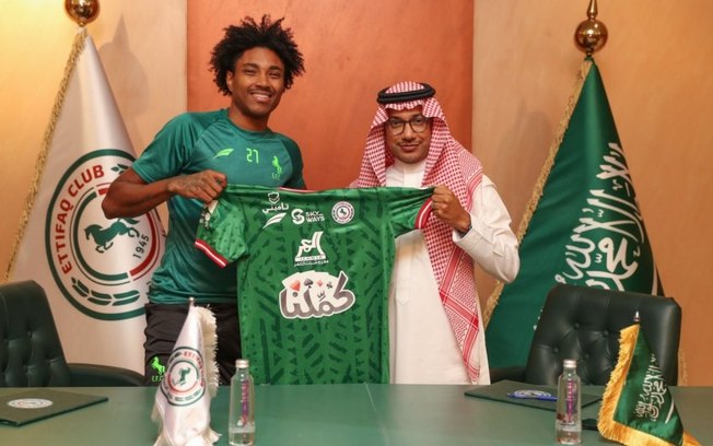 Ex-Flamengo, Vitinho é apresentado por clube da Arábia Saudita