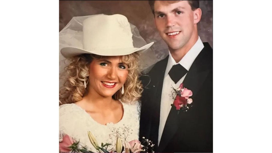 Kristi Noem e Bryon Noem casaram-se em 1992. Segundo relatos que viralizaram, ele teria gasto mais de US$ 25.000 em mensagens para profissionais do sexo especializadas em 