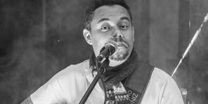 Quem era o cantor Adriano Muniz, encontrado morto em apartamento