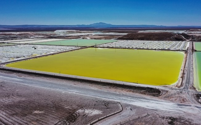 (Arquivo) Vista aérea da mina da empresa chilena SQM (Sociedad Quimica Minera) no deserto de Atacama, Calama, Chile, em 12 de setembro de 2022