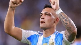 Argentina vence Peru e fecha fase de grupos com 100%