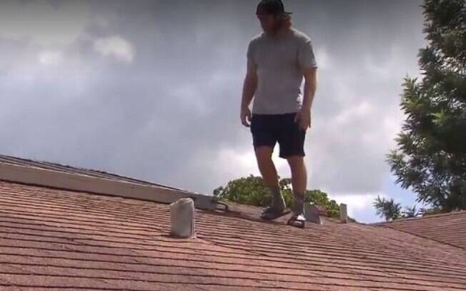 Austin Adair subiu no telhado de sua casa e encontrou pacotes de linguiça