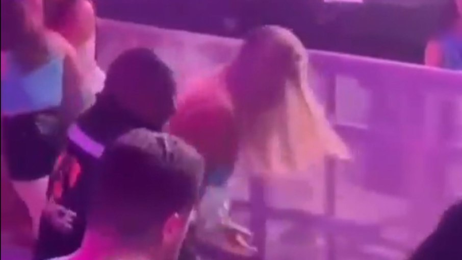 Mulher bate em homem durante show em Salvador