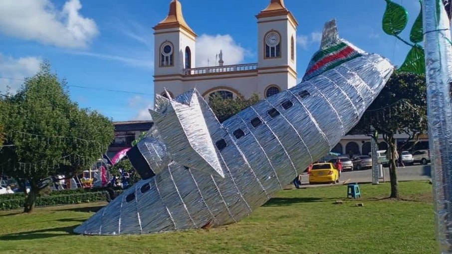 Cidade decora praça com réplica de avião da Chapecoense e gera revolta